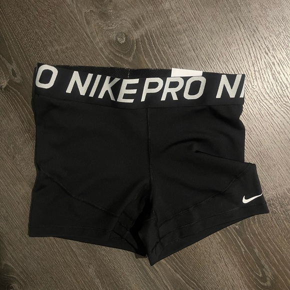 NEW Nike Pro Women's Black Shorts (medium) - Picture 1 of 4